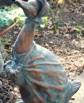 Beatrix Jemima Puddle-duck Garden Ornament – Aged Verde